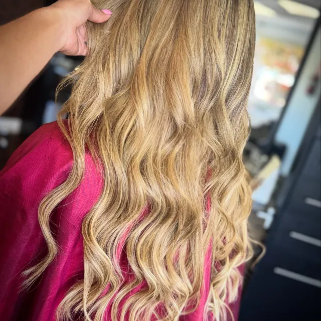 A seamless Hybrid Hair Extension transformation designed for natural-looking length, luxurious fullness, and effortless movement. The goal? Extensions that blen
